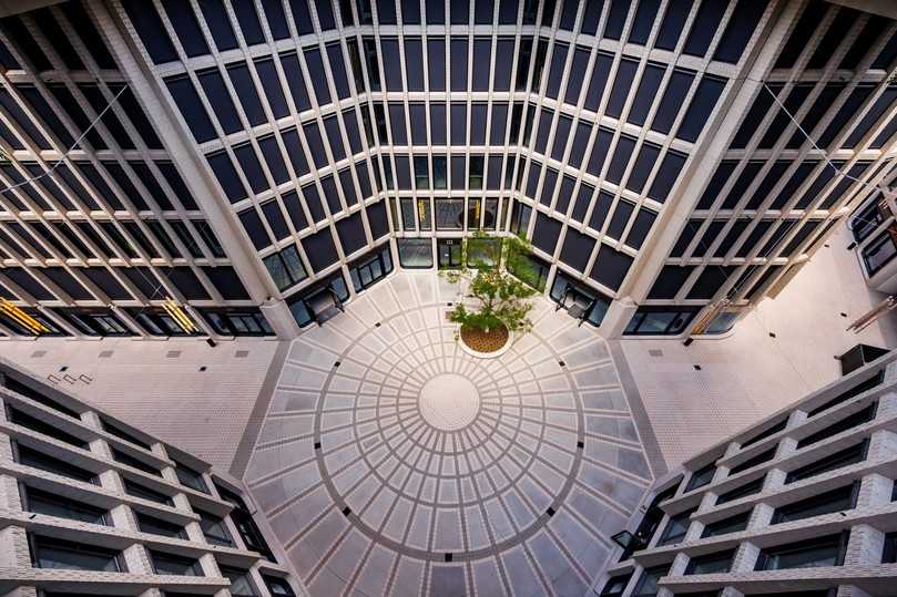 Stadtquartier „Am Tacheles“ in Berlin: Was im Bereich Pflasterarbeiten als Oktagon mit beigen und braunen Klinkern realisiert wurde, läuft unter der Kategorie Maßanfertigung. | Foto: Otto Kittel