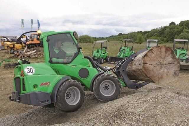 Dank seiner leistungsfähigen Zusatzhydraulik kann der neue kleine Avant auch mit schweren Anbaugeräten eingesetzt werden.