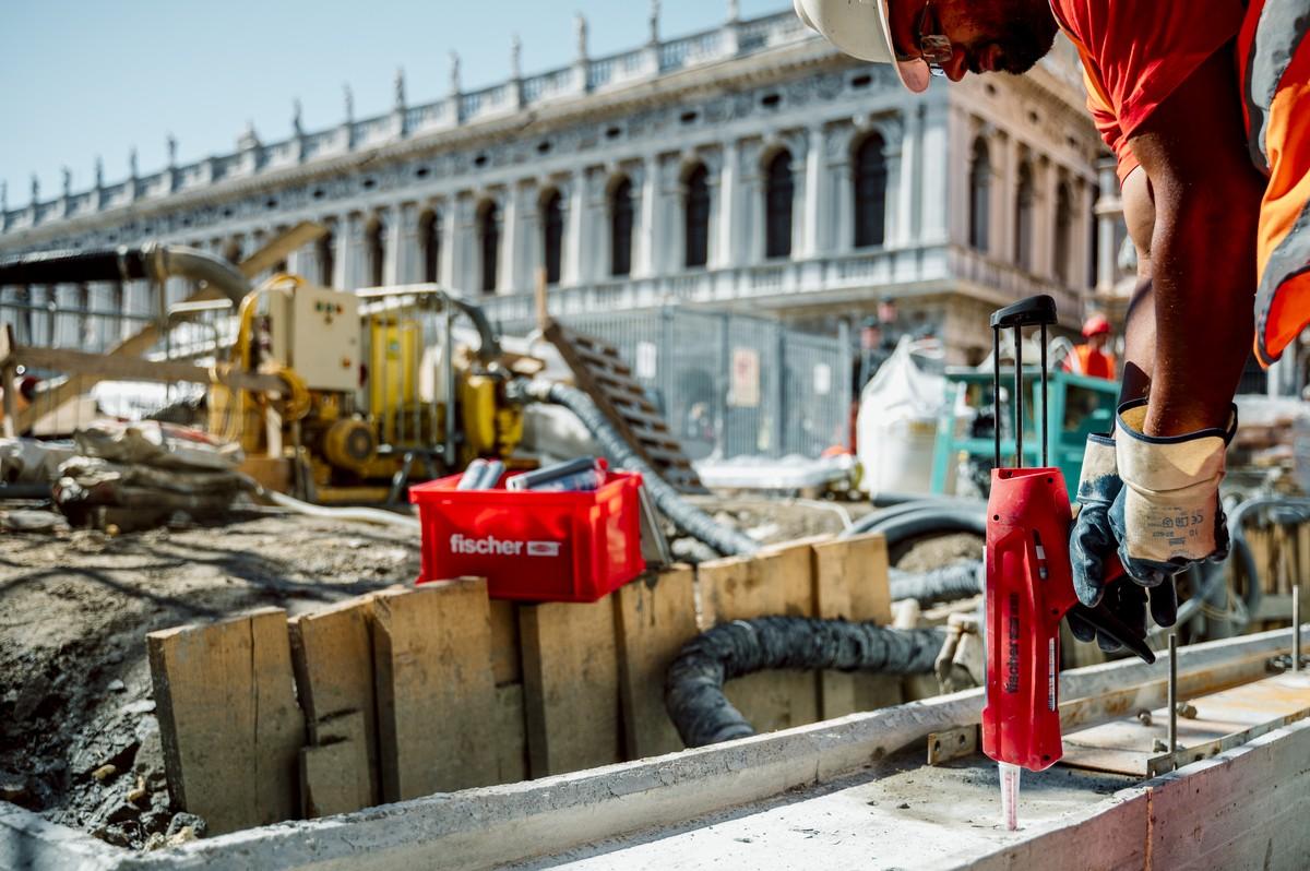 Vor historischer Kulisse kommt das einfach anzuwendende Befestigungssystem zum Einsatz. | Foto: Alberto Chiggiato