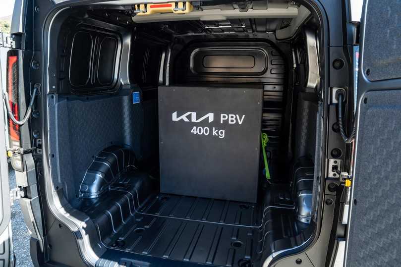 Laderaum mit schlanker Schiebetür, extrem niedriger Ladekante und störenden Einbauten um die Radkästen. | Foto: Randolf Unruh