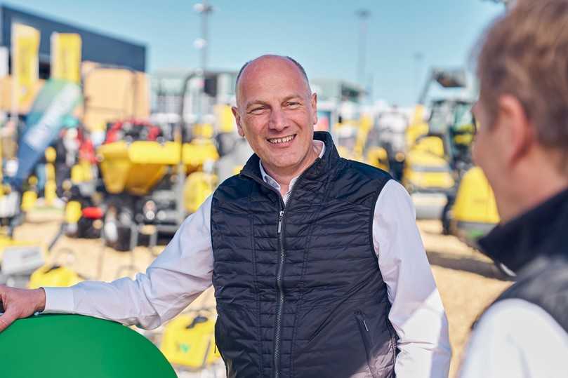 „Für 2026 rechnen wir mit einer schrittweisen Belebung des Marktes –  perspektivisch auch durch die Fördermittel aus dem Infrastrukturpaket." Alexander Greschner, CSO Wacker Neuson Group. | Foto: Wacker Neuson