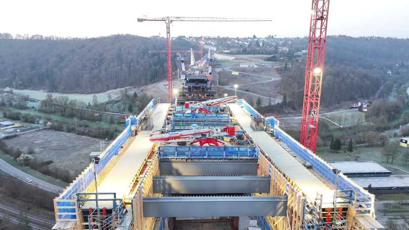 Beim Bau der Hochbrücke Horb kamen in diesem Frühjahr zwei 450-Tonnen-Mobilkräne zum Einsatz. | Foto: Porr