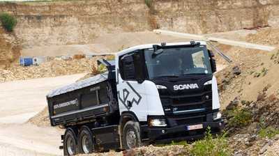 Das Ass im Ärmel: So schlägt sich der neue Scania E-Kipper in der Baupraxis