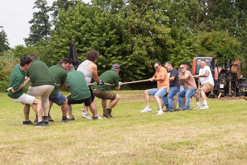Tauzieh-Wettbewerb: hier die Naturfreunde Ober-Mockstadt (l.) gegen die Firma Horbo Horizontalbohrungen | Foto: L-Team Tauzieh-Wettbewerb: hier die Naturfreunde Ober-Mockstadt (l.) gegen die Firma Horbo Horizontalbohrungen | Foto: L-Team
