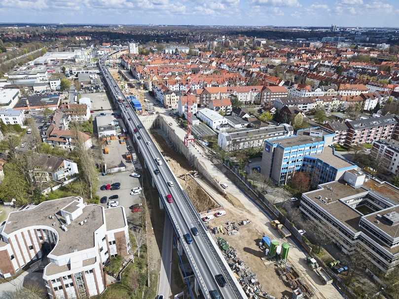 Die Luftaufnahme verdeutlicht die Dimensionen und die komplexe innerstädtische Baustellenlogistik am Südschnellweg in Hannover. | Foto: Hagedorn