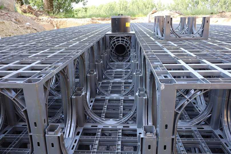 Die D-Raintank-3000-Rigolenkörper werden mit einer optimierten Spüleinheit ausgestattet. Mittig im Bild zu sehen sind die Halbschalenelemente für die anschließende Montage des Spülrohres sowie der Spülblock. | Foto: Funke Kunststoffe GmbH