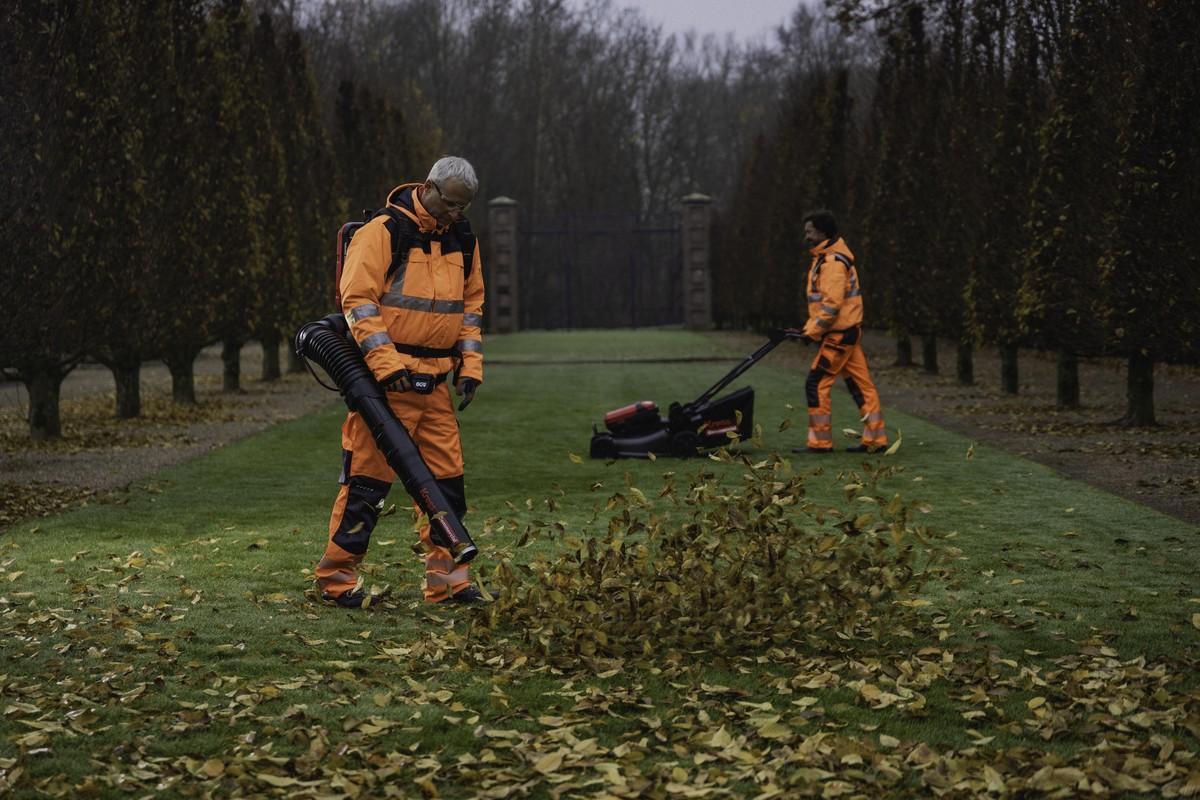 Leise und leistungsstark: Der neue, rückengetragene Akku-Laubbläser von Kress ist für den professionellen Dauereinsatz in der Grünflächenpflege konzipiert. | Foto: Kress