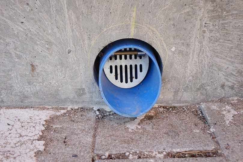 Über einen Ablauf am Ende der Rinne kann das von der Gebäudeschutzrinne aufgenommene Niederschlagswasser abgeleitet werden. | Foto: Funke Industrie Über einen Ablauf am Ende der Rinne kann das von der Gebäudeschutzrinne aufgenommene Niederschlagswasser abgeleitet werden. | Foto: Funke Industrie