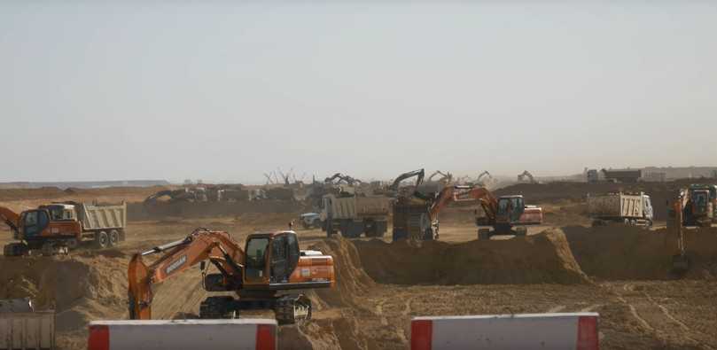 Baustelle Neom - The Line: Auch etliche Doosan-Raupenbagger sind hier im Einsatz. | Foto: Destination Ikigai Baustelle Neom - The Line: Auch etliche Doosan-Raupenbagger sind hier im Einsatz. | Foto: Destination Ikigai