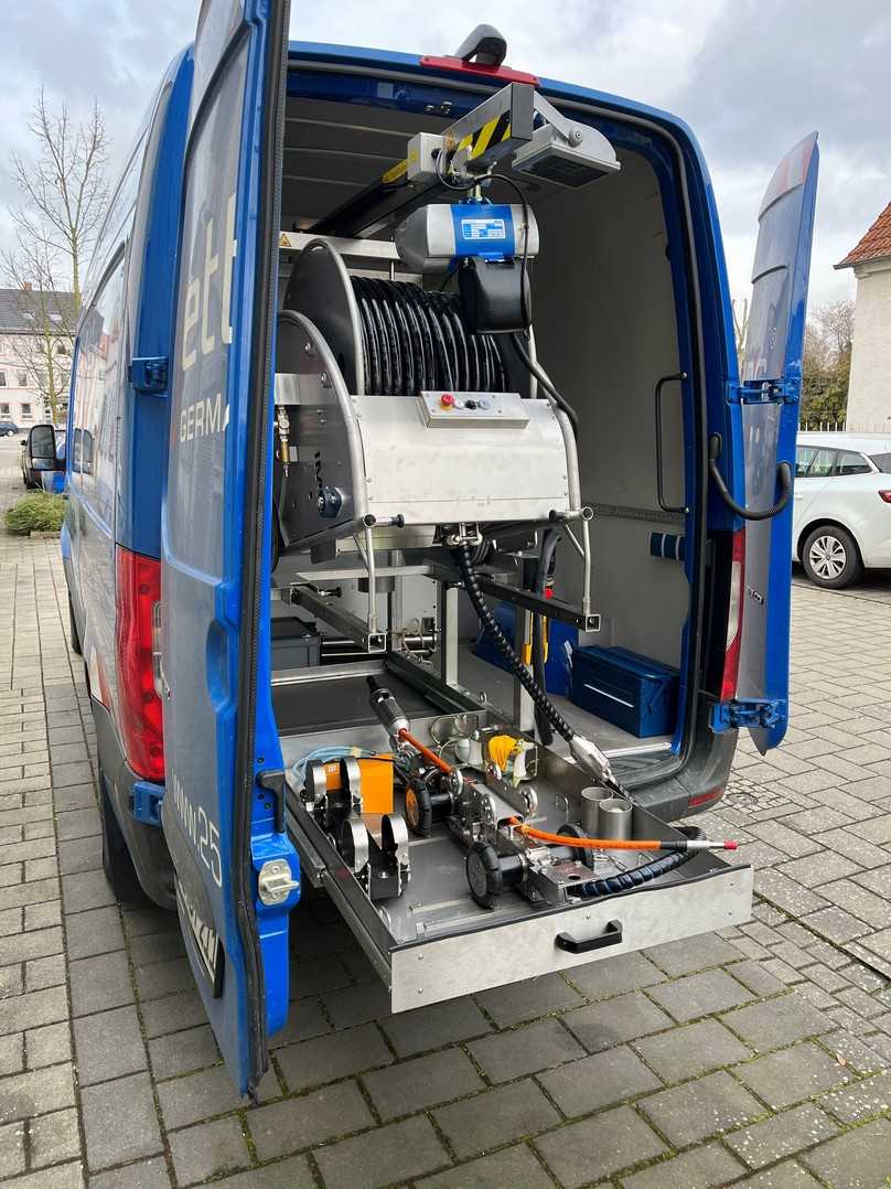 Das Baustellenfahrzeug des Bauunternehmens Jetting ist ausgerüstet mit einem Wasserhöchstdruckroboter | Foto: IMS Robotics Das Baustellenfahrzeug des Bauunternehmens Jetting ist ausgerüstet mit einem Wasserhöchstdruckroboter | Foto: IMS Robotics