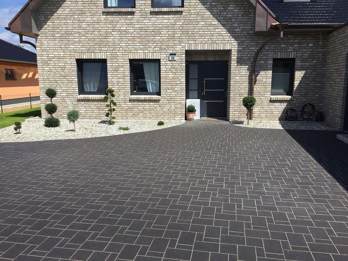 Topmodernes und dennoch zeitloses Schwarz und verschiedenste Verlegemöglichkeiten: Der FormatMix mit Milano O. Pflasterklinkern ermöglicht spannende Varianten. | Foto: Vandersanden