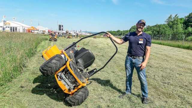 Georg-Otto Fuchs, Vermarktungsleiter bei AS-Motor, zeigte in Eisenach den Schlegelmäher AS 1040 YAK 4WD, der 2018 auf den Markt kam. Er zerkleinert im steilen Gelände Aufwuchs bis zu 1,50 m. Wesentlich für die Geländegängigkeit ist der niedrige Schwerpunkt und die optimale Gewichtsbalance. | Foto: BI/Stoffregen