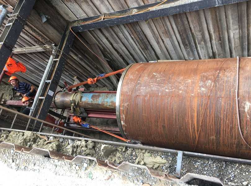 In der Innenstadt von Zürich wurde ein 18 m langer Kanalabschnitt DN 2000 unter einer mehrspurigen Tramwendeschleife im Rammverfahren realisiert. | Foto: Tracto In der Innenstadt von Zürich wurde ein 18 m langer Kanalabschnitt DN 2000 unter einer mehrspurigen Tramwendeschleife im Rammverfahren realisiert. | Foto: Tracto