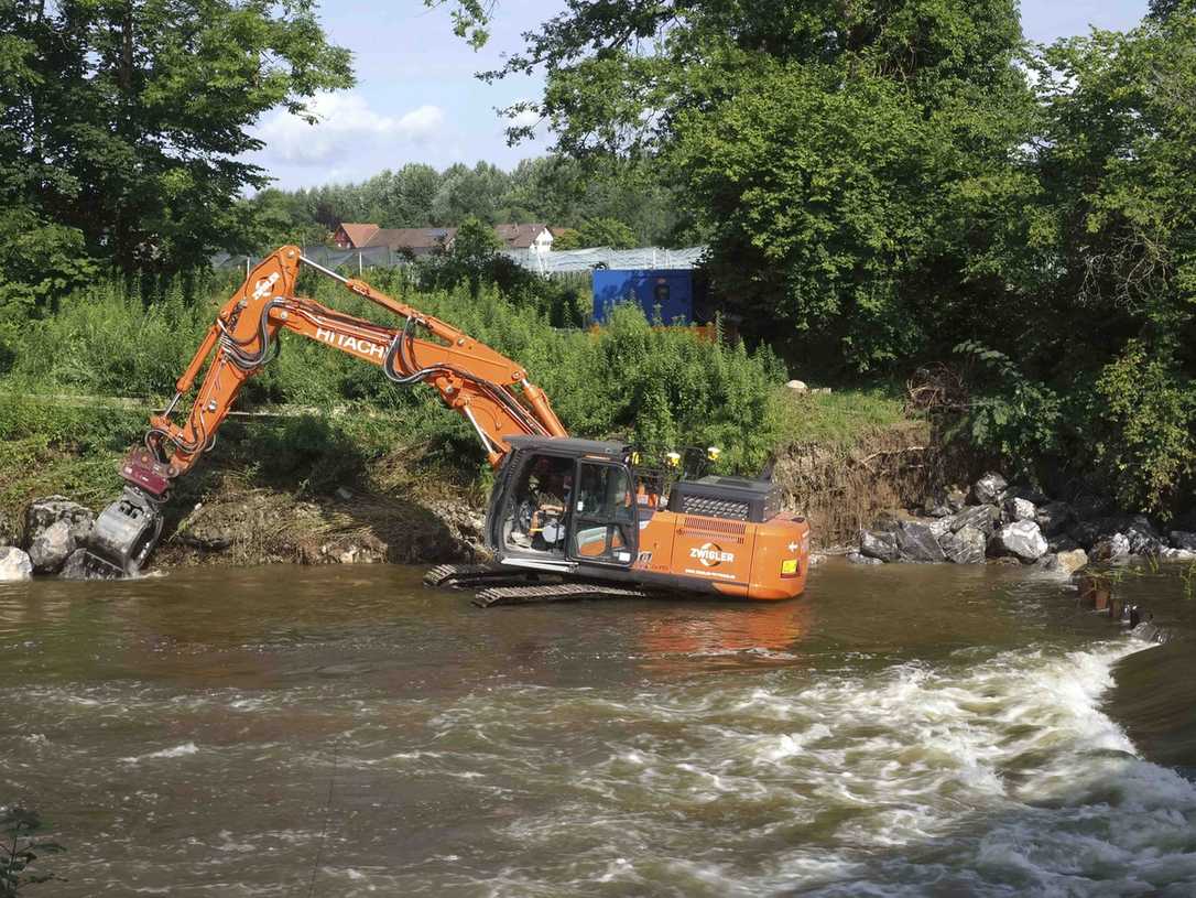 Hitachi und Kiesel im Einsatz fĂŒr eine Fischtreppe Hitachi und Kiesel im Einsatz fĂŒr eine Fischtreppe