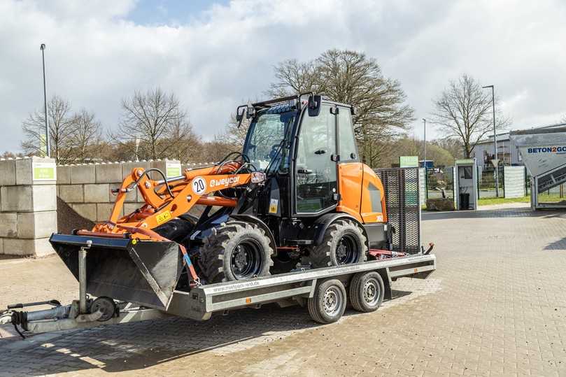 Mit einem Einsatzgewicht von rund 2,7 Tonnen ist der kompakte Radlader trailerbar. | Foto: Weycor