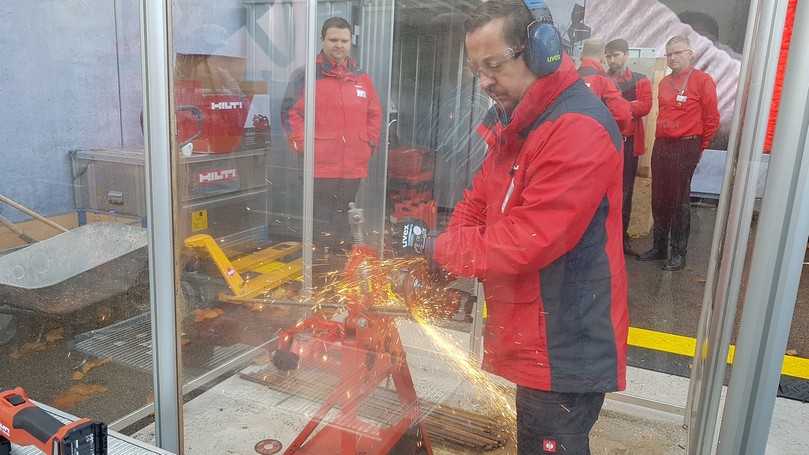 Bei der Demo auf der Bauma zeigt der Nuron-Winkelschleifers keinerlei Ermüdungserscheinungen beim Ablängen von Bewehrungsstahl. | Foto: B_I/bb Bei der Demo auf der Bauma zeigt der Nuron-Winkelschleifers keinerlei Ermüdungserscheinungen beim Ablängen von Bewehrungsstahl. | Foto: B_I/bb