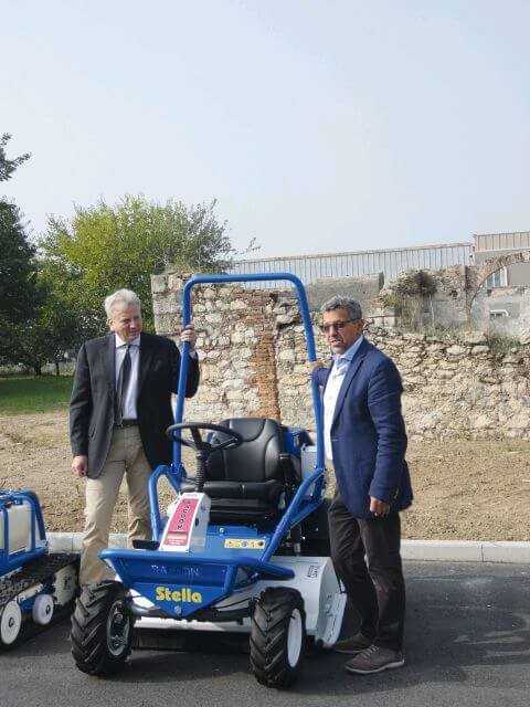 Der Stella Aufsitz-Schlegelmulcher Racoon ist seit 2000 auf dem Markt. Eine modifizierte Variante, die von Barbieri und Stella gemeinsam entwickelt wurde, präsentierten die beiden Ingenieure und Unternehmenschefs Giampaolo Barbieri (l.) und Alfonso Stella.
