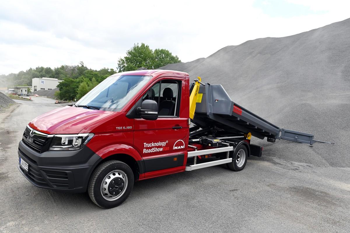 Das Abkippen entpuppt sich als Geduldsaufgabe, da die Flügeltüren am heck nicht zu arretieren sind. | Foto: QUATEX Das Abkippen entpuppt sich als Geduldsaufgabe, da die Flügeltüren am heck nicht zu arretieren sind. | Foto: QUATEX