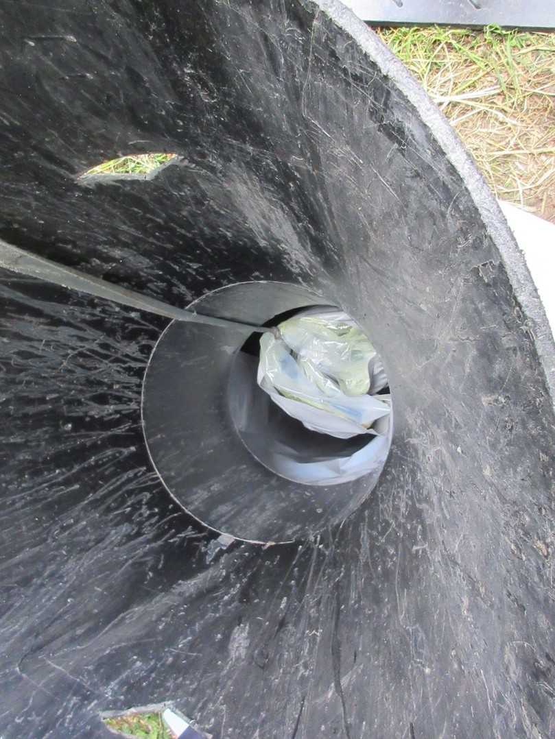 Mit einem selbst entwickelten Trichter konnten in drei Haltungen über die bestehenden Schachtöffnungen Schlauchliner ohne Konusabnahme eingebracht werden. | Foto: ISAS Mit einem selbst entwickelten Trichter konnten in drei Haltungen über die bestehenden Schachtöffnungen Schlauchliner ohne Konusabnahme eingebracht werden. | Foto: ISAS