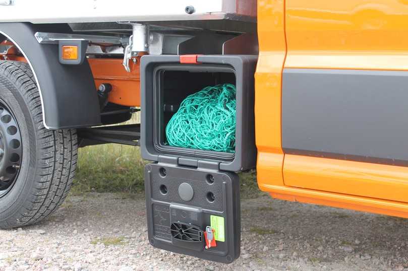 Der Crafter als Dreiseiten-Kipper kann auch mit weiterem Zubehör von Schoon, darunter Boxen, Laubgitteraufsätzen oder Beleuchtung, branchenspezifisch ausgestattet werden. | Foto: VW Nutzfahrzeuge