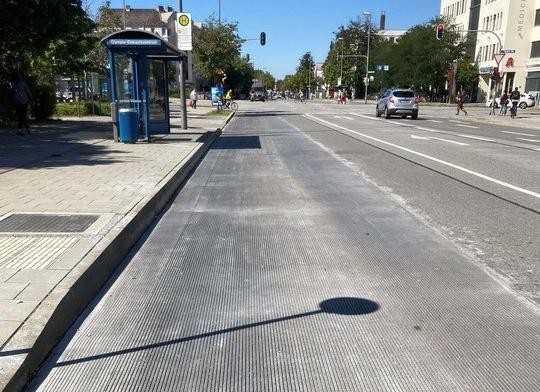 Pilotprojekt in München: Ultrahochleistungsbeton gegen Fahrrillen in Busspuren