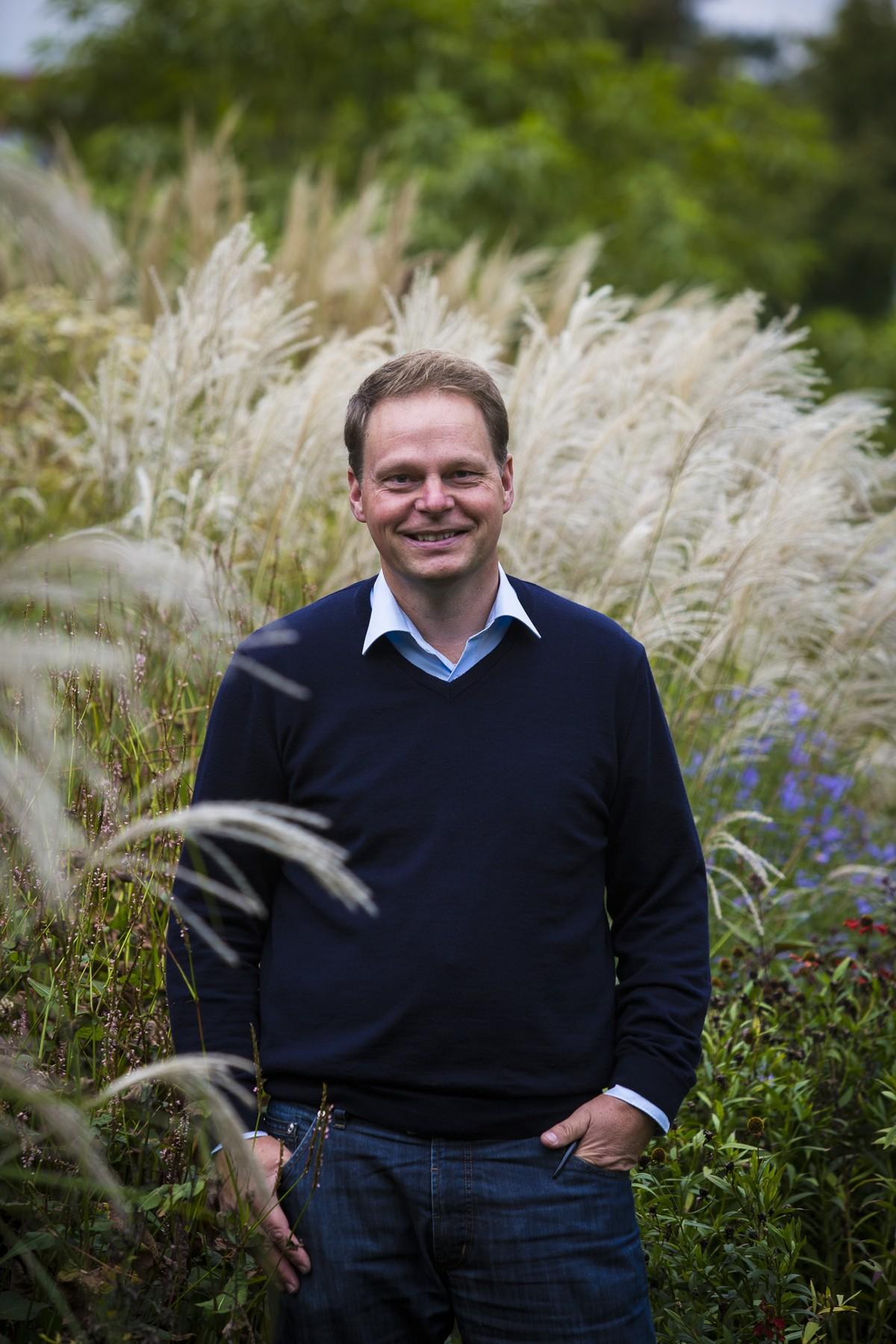 Professor Cassian Schmidt: „Die weitgehend pflanzenlosen Schottergärten sind in ihrer Masse klimaschädlich und im Hinblick auf die biologische Vielfalt eine unsinnige Verirrung." | Foto: BGL