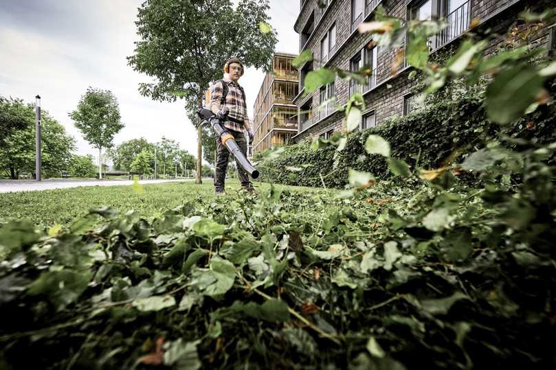 Entfernt Grünschnitt, Schmutz und nasses, schweres Herbstlaub: das Akku-Blasgerät BRA 280 B von Stihl. | Foto: Stihl Entfernt Grünschnitt, Schmutz und nasses, schweres Herbstlaub: das Akku-Blasgerät BRA 280 B von Stihl. | Foto: Stihl