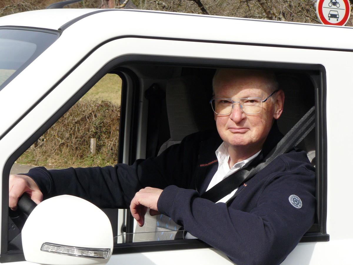 Mit etwas Mühe falten sich auch hochgewachsene Fahrer in den TYN-e. Für kurze Strecken reichen Platz und Komfort aus. | Foto: Randolf Unruh