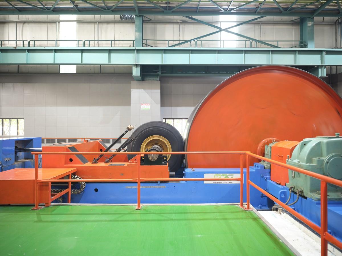 In der Reifenentwicklung: Im Dauertest werden die Reifen-Prototypen für bis zu 120 Stunden getestet. Dabei werden durch hydraulischen Druck die Belastungen am Reifen simuliert, auch unter verschiedenen Winkeln. Da sich große Hitze im Reifen bildet und im schlimmsten Falle eine Explosion des Reifens droht, darf während des Tests niemand im Raum sein. | Foto: BKT