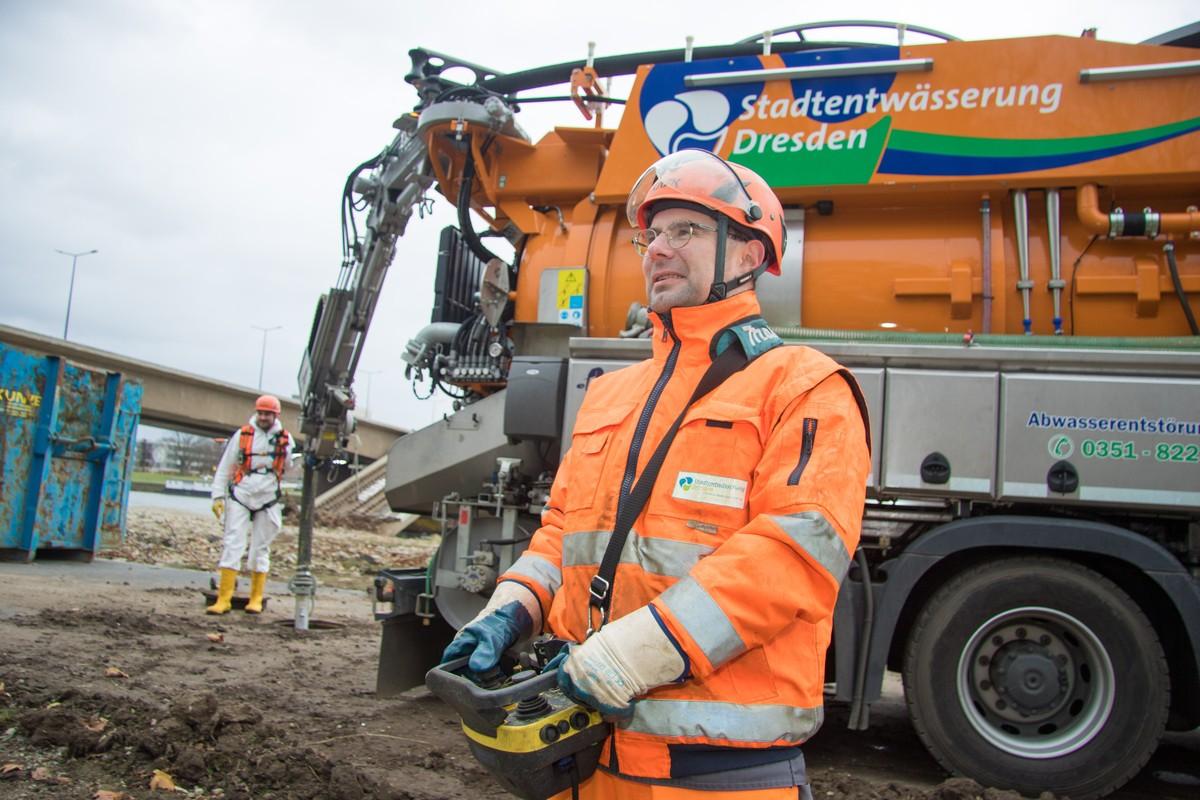 Frank Wilke (vorn) und sein Kollege Chris Volkmann reinigen mit ihrem Saug- und Spülfahrzeug ein erstes Stück eines Auslasskanals an der Carolabrücke. | Foto: Peter Hilbert Frank Wilke (vorn) und sein Kollege Chris Volkmann reinigen mit ihrem Saug- und Spülfahrzeug ein erstes Stück eines Auslasskanals an der Carolabrücke. | Foto: Peter Hilbert