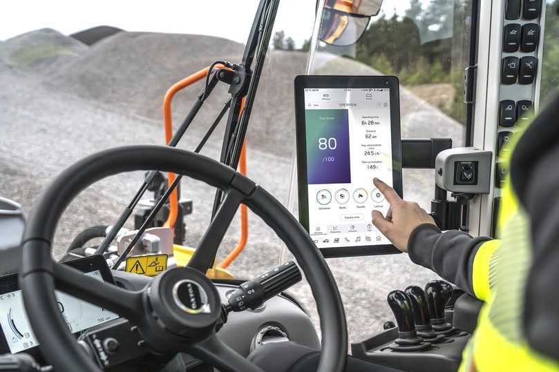 In der Kabine der Volvo-Radlader zeigt der Volvo Co-Pilot bis zu vier Widgets gleichzeitig auf dem Bildschirm an: für Funktionen wie Medien, Kameraeinstellungen, Klimaanlage und Maschinenstatus. | Foto: Volvo CE