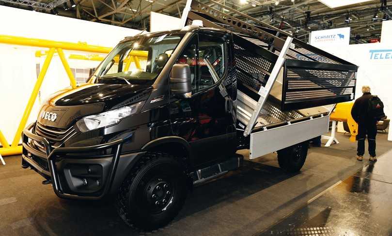 Eine verzinkte Dreiseiten-Kippbrücke aus Stahl samt Laubgitteraufsatz setzte Henschel auf einen Iveco Daily 70-180. | Foto: QUATEX Eine verzinkte Dreiseiten-Kippbrücke aus Stahl samt Laubgitteraufsatz setzte Henschel auf einen Iveco Daily 70-180. | Foto: QUATEX