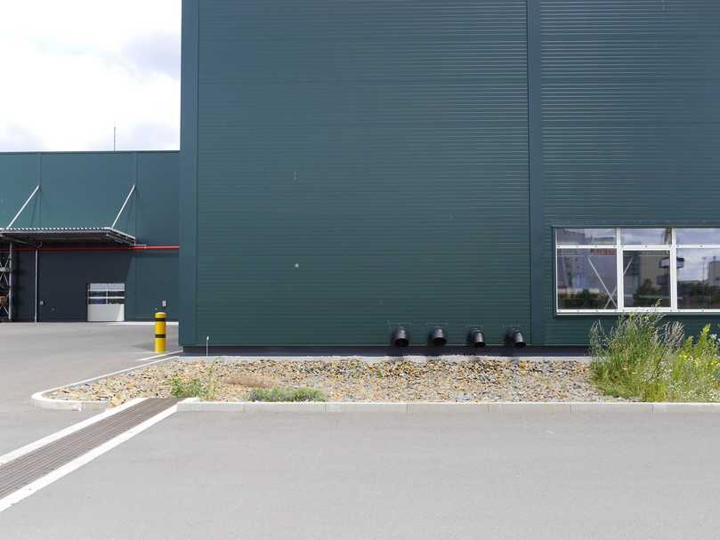 Das anfallende Wasser des 20.000 m2 großen Flachdachs wird ebenfalls über die Bircosir-Rinnen auf dem Geländer in die Versickerungsmulden geführt. | Foto: Birco Das anfallende Wasser des 20.000 m2 großen Flachdachs wird ebenfalls über die Bircosir-Rinnen auf dem Geländer in die Versickerungsmulden geführt. | Foto: Birco