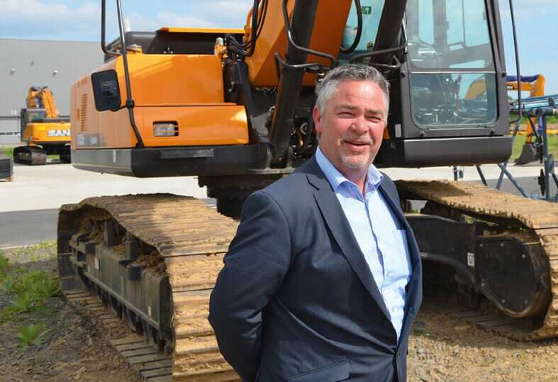 „Es ist heute einfacher als vor der Rezession. Es gibt weniger Markenbewusstsein bei den Kunden. Die Lebenszyklus-Kosten stehen im Vordergrund“, sagt Tony Thorpe, Sales Area Director Excavators Northern and Western Europe. „Es ist heute einfacher als vor der Rezession. Es gibt weniger Markenbewusstsein bei den Kunden. Die Lebenszyklus-Kosten stehen im Vordergrund“, sagt Tony Thorpe, Sales Area Director Excavators Northern and Western Europe.