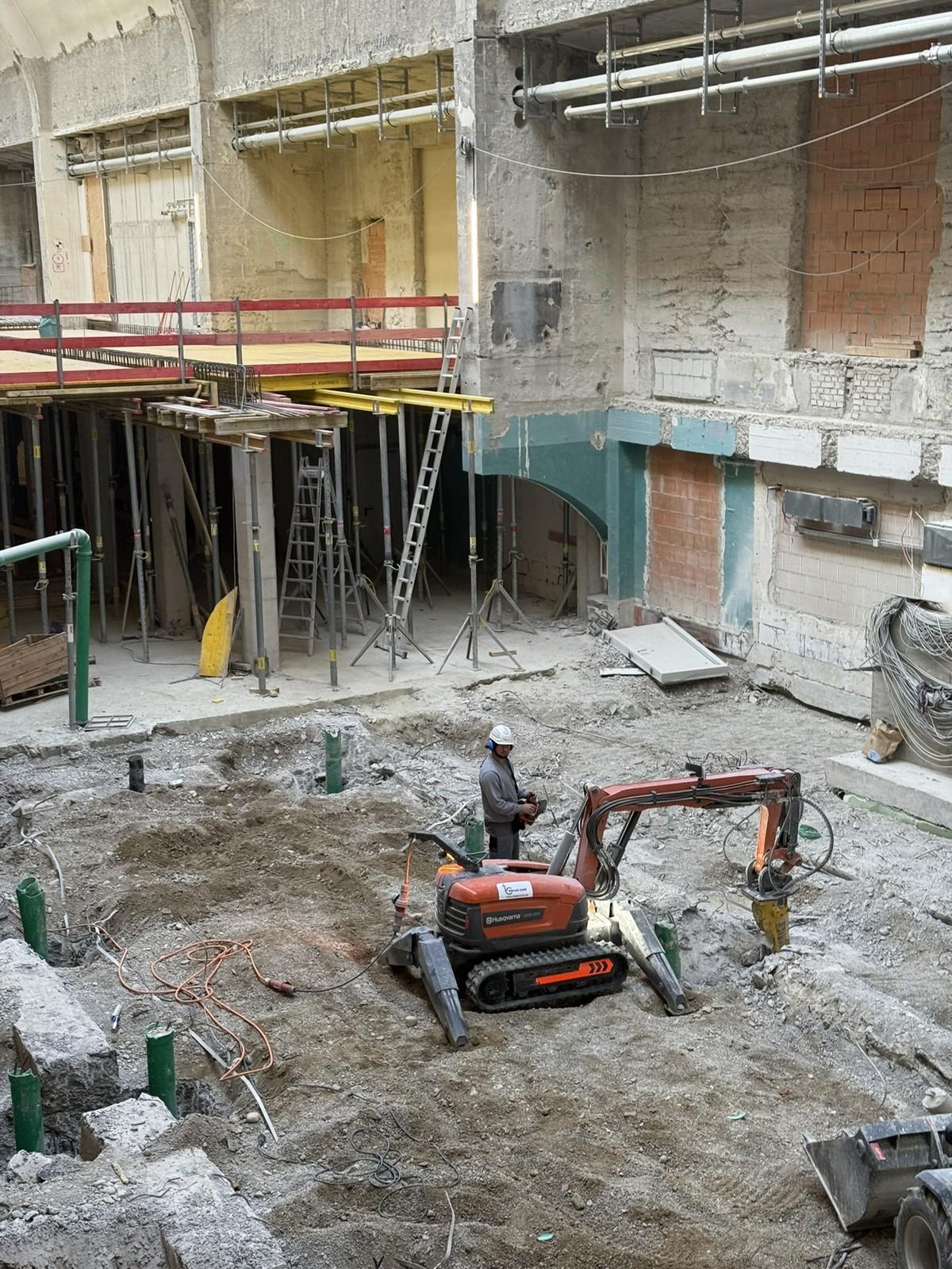 Flexibel: Der DXR 305 ist mit dem Hammer SB 302 ausgestattet, kann aber mit seinem modularen Werkzeugwechsel schnell umgerüstet werden. | Foto: Husqvarna Construction Flexibel: Der DXR 305 ist mit dem Hammer SB 302 ausgestattet, kann aber mit seinem modularen Werkzeugwechsel schnell umgerüstet werden. | Foto: Husqvarna Construction