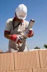 Mit einer Klebepistole werden zwei Schaumstränge auf den Poroton- Planziegel aufgetragen. Das genügt für ein sicheres Mauerwerk. | Fotos: Wienerberger AG