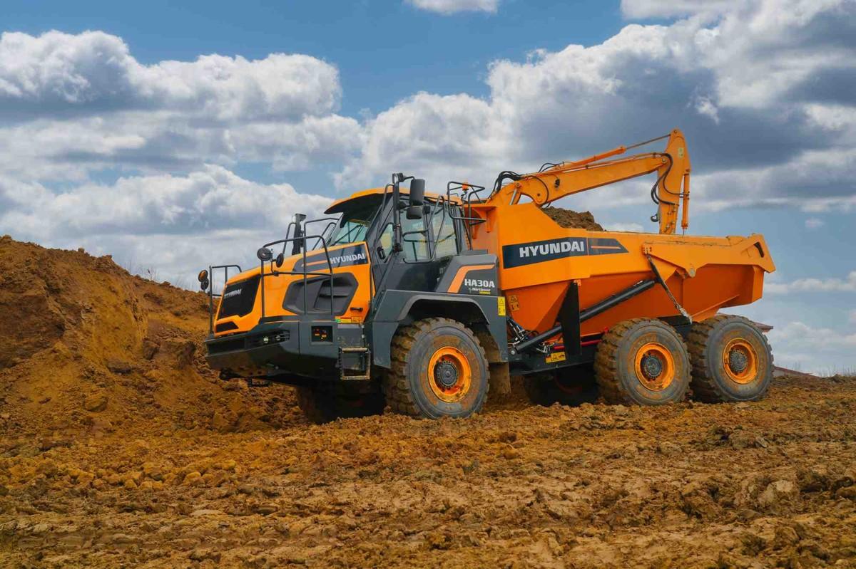 Der HA30A ist der kleinere Bruder des auf der Steinexpo ausgestellten HA45A. Beide in Norwegen produzierten Knickdumper bieten das besonders geländegängige „Grader-Fahrwerk“, große Bodenfreiheit und Längs- und Quersperren. | Foto: HD Hyundai