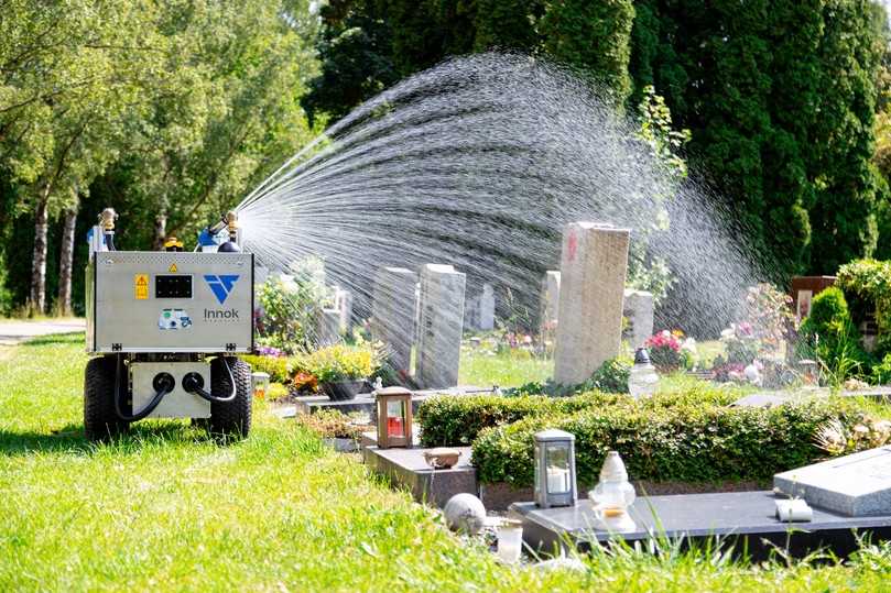 Rainos ist ein autonom navigierender und fahrender, vollautomatischer Bewässerungsroboter, der selbstständig unter anderem Friedhöfe, Gräber, Parkanlagen und Grünflächen gießt und im Anschluss automatisch den leeren Tank wieder befüllt. | Foto: Innok Robotics Rainos ist ein autonom navigierender und fahrender, vollautomatischer Bewässerungsroboter, der selbstständig unter anderem Friedhöfe, Gräber, Parkanlagen und Grünflächen gießt und im Anschluss automatisch den leeren Tank wieder befüllt. | Foto: Innok Robotics