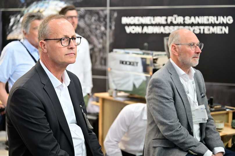 Die IKT-Prüfer hören genau zu: Lehrgangsleiter Prof. Dr.-Ing. habil. Bert Bosseler (li.) und Dipl.-Ing. Marco Schlüter bei der Abschlussprüfung von David Heck. | Foto: IKT