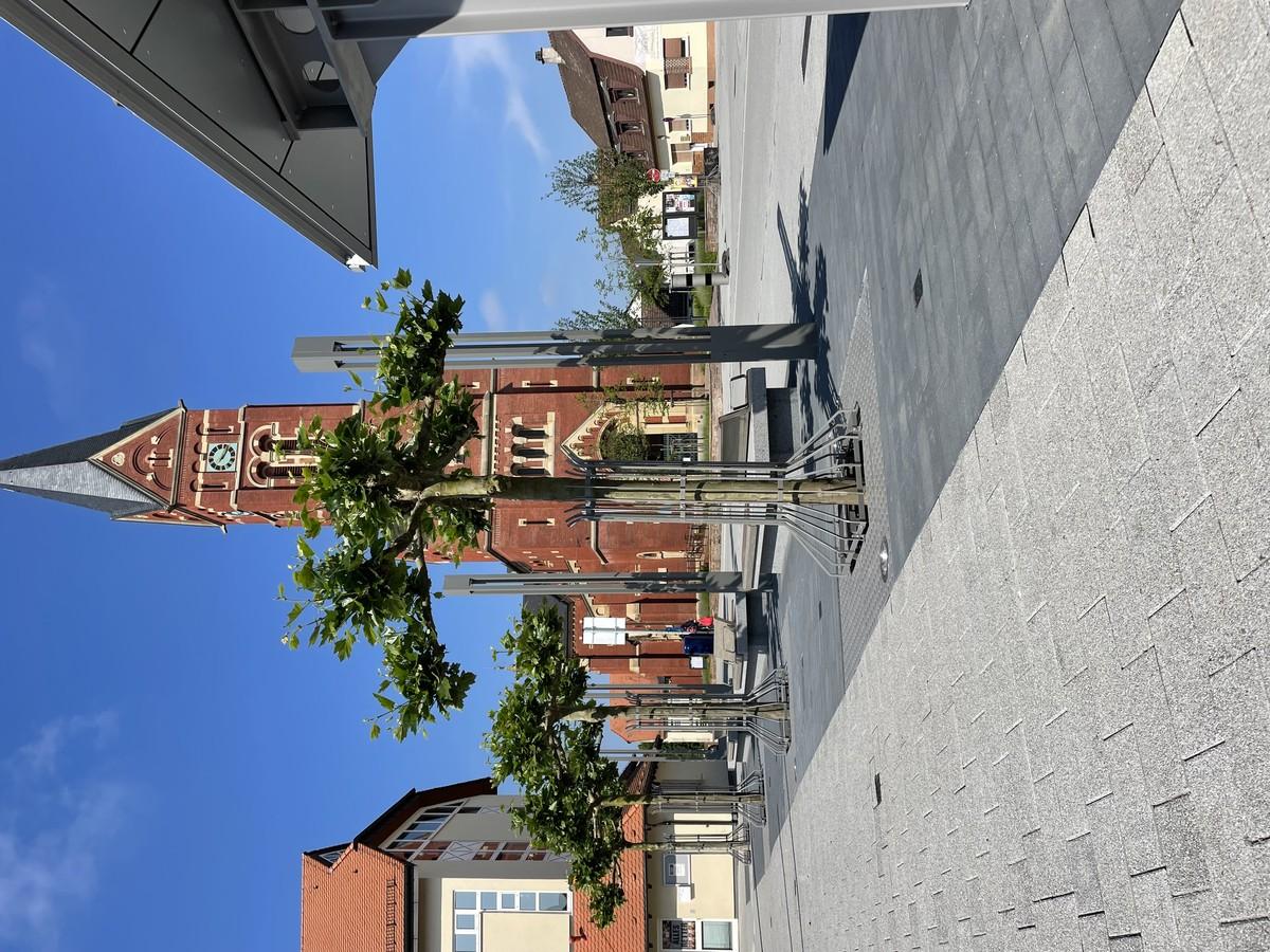 Der Bereich bei den beleuchteten Sitzbänken wurde von den Planern farblich durch ein Mehrformatpflaster in kugelgestrahlter Oberfläche mit dunklem Kontrast in „carbon steel" vom übrigen Platz abgesetzt. | Foto: Beton-Pfenning