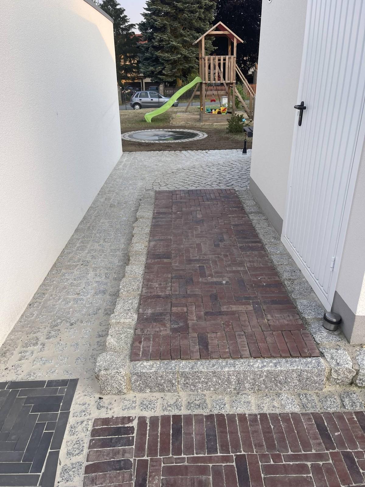 GaLaBauer Thomas Schulz sieht den Servicebereich rund um die Uhr als eine der wesentlichen Stärken bei Vandersanden: „Wenn ich irgendein Problem oder eine Frage habe, ob es zum Beispiel spezielle Abstandshalter gibt oder ich Mustersteine brauche, ist die Antwort quasi sofort verfügbar.“ | Foto: Vandersanden