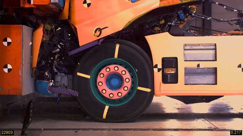 Der Barrieretest simuliert einen Auffahrunfall des E-Lkw auf einen stehenden Lkw. Die elektrischen Installationen und Komponenten unter dem Fahrerhaus dürfen nicht verrutschen. | Foto: Volvo Trucks Der Barrieretest simuliert einen Auffahrunfall des E-Lkw auf einen stehenden Lkw. Die elektrischen Installationen und Komponenten unter dem Fahrerhaus dürfen nicht verrutschen. | Foto: Volvo Trucks