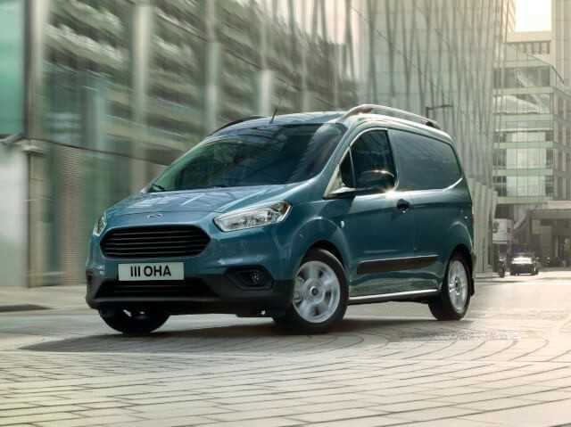 Der Ford Transit Courier hat ein Ladevolumen von 2,4 m3 und ist etwas kleiner als der Transit (3,6 m3). Der Ford Transit Courier hat ein Ladevolumen von 2,4 m3 und ist etwas kleiner als der Transit (3,6 m3).