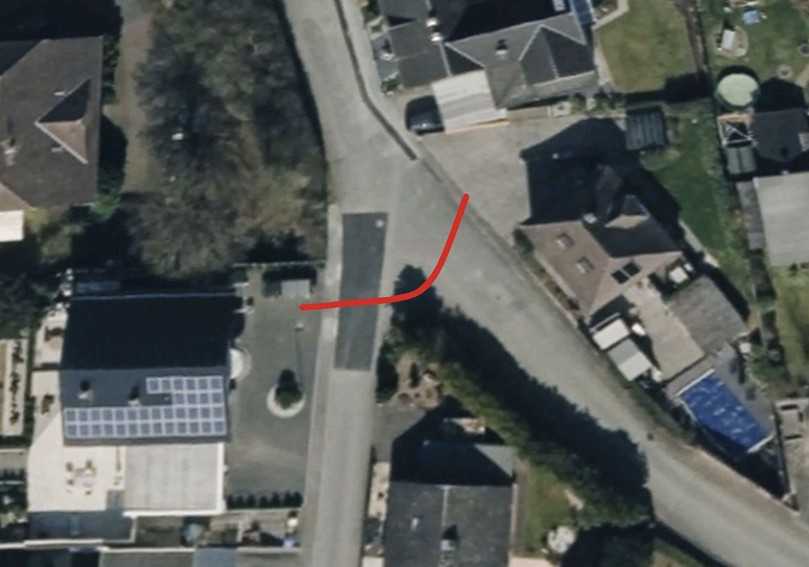 Sicht aus der Vogelperspektive auf die zweite Bohrung an einer V-Straßenkreuzung mit zu bohrendem Bogen (rot) | Foto: Apple Karten Sicht aus der Vogelperspektive auf die zweite Bohrung an einer V-Straßenkreuzung mit zu bohrendem Bogen (rot) | Foto: Apple Karten