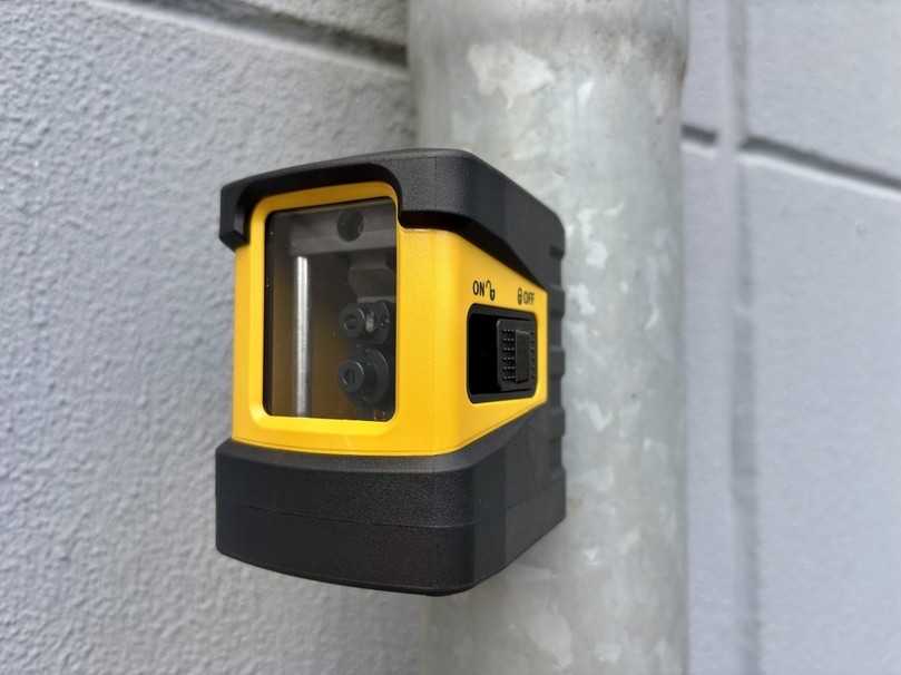 Der Magnet hält: Der LAX 60 G lässt sich beispielsweise an Rohren befestigen. | Foto: B_I MEDIEN/Burgemeister Der Magnet hält: Der LAX 60 G lässt sich beispielsweise an Rohren befestigen. | Foto: B_I MEDIEN/Burgemeister