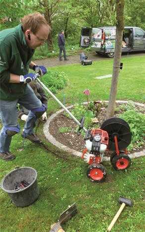 Mit speziellen Schlitzgeräten erweist sich auch die kreisrunde Verlegung des Induktionskabels als Kinderspiel. Mit speziellen Schlitzgeräten erweist sich auch die kreisrunde Verlegung des Induktionskabels als Kinderspiel.