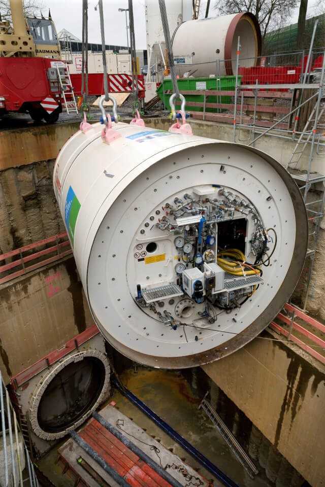 Einheben des 120 t schweren Bohrkopfes in die Baugrube | Foto: Sonntag Baugesellschaft mbH & Co. KG