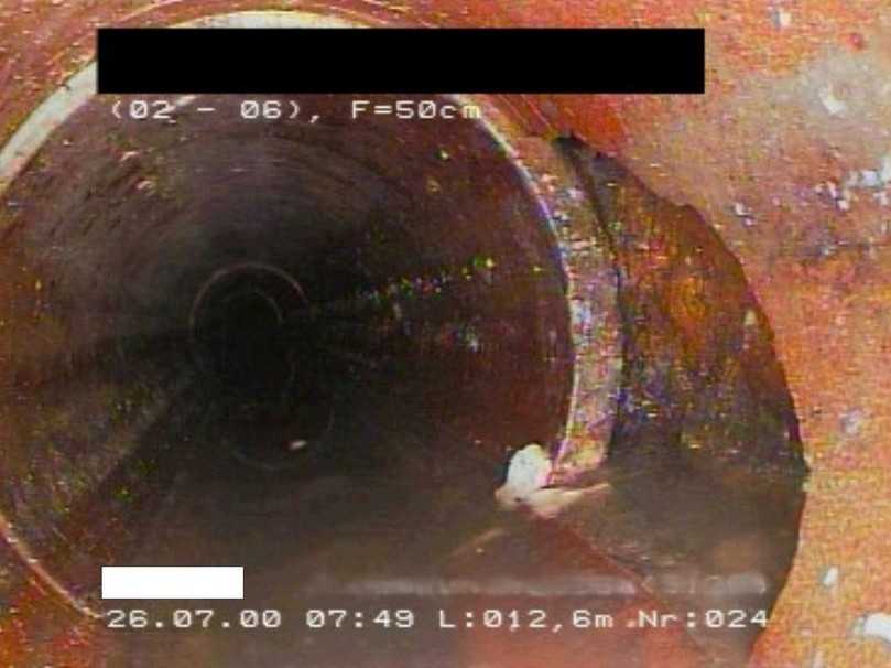 Abbildung 8: fehlende Wandung im Steinzeug-Rohr | Foto: ISAS GmbH Abbildung 8: fehlende Wandung im Steinzeug-Rohr | Foto: ISAS GmbH