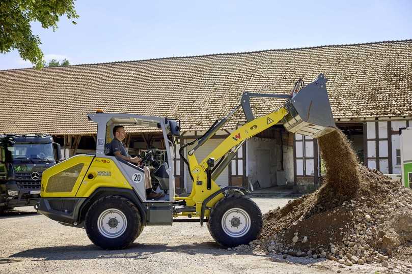 Neuling in der 0,75-Kubikmeter-Klasse: Die vergrößerte Komfortkabine des Wacker Neuson WL750 Radladers bietet viel Beinfreiheit und einen verbreiterten Einstieg. | Foto: Wacker Neuson Neuling in der 0,75-Kubikmeter-Klasse: Die vergrößerte Komfortkabine des Wacker Neuson WL750 Radladers bietet viel Beinfreiheit und einen verbreiterten Einstieg. | Foto: Wacker Neuson