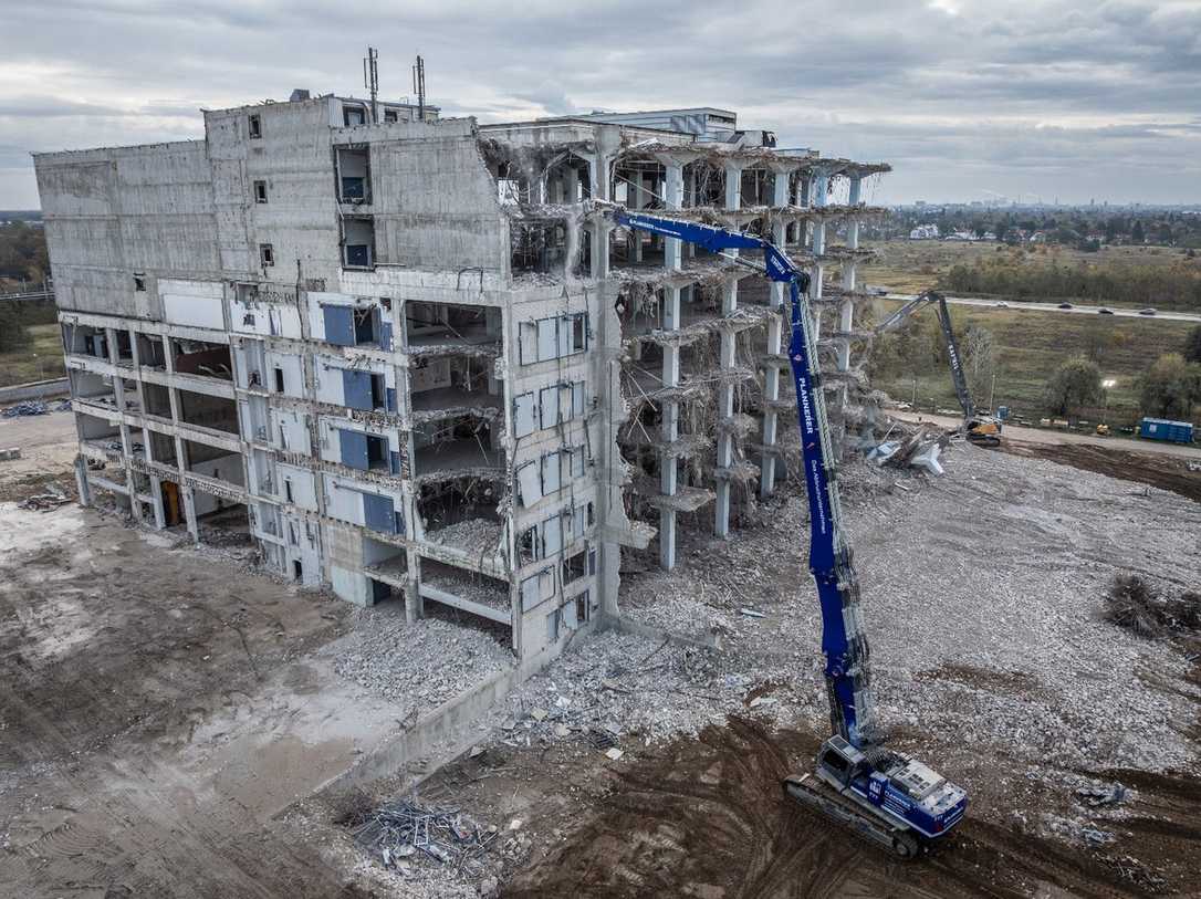Rückbau bei Berlin: 200-Tonnen-Longfront-Bagger mit MBI-Kombischere im Dauereinsatz